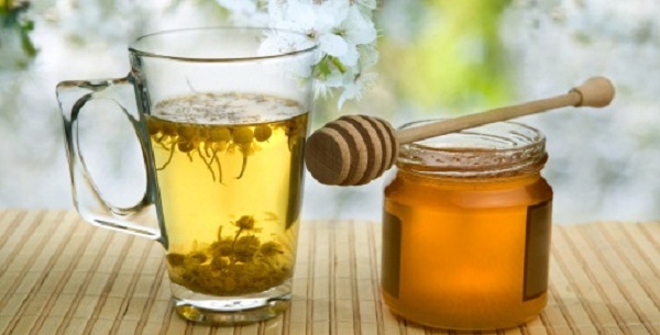 Травяной отвар с мёдом лечит кашель у детей