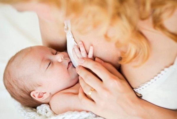 Можно ли кормить ребенка грудью при температуре