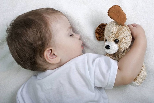 Ребенок сильно потеет во сне из-за особенностей организма