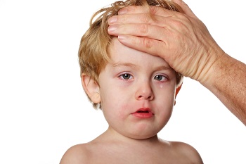 Что делать, если у ребенка слезятся глаза и насморк: советы родителям
