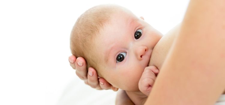 Как правильно кормить новорожденного грудным молоком — техника прикладывания и процесс кормления