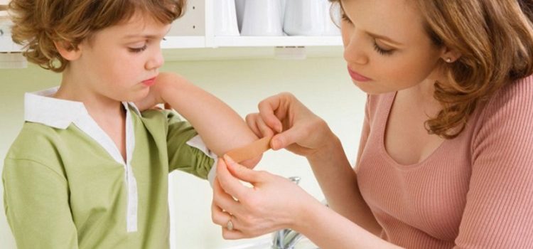 Мази от ушибов, синяков, ссадин и растяжений для детей: обзор самых лучших, особенности применения