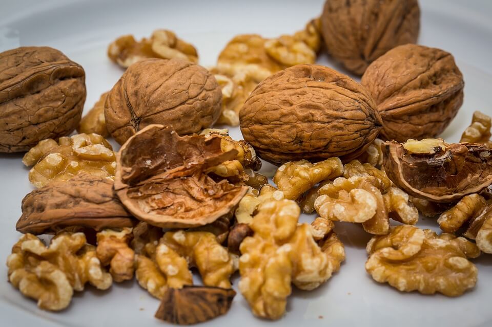 Можно ли кормящей маме орехи: полезные и нежелательные виды