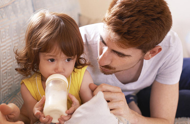 Можно ли ребенку давать коровье молоко?
