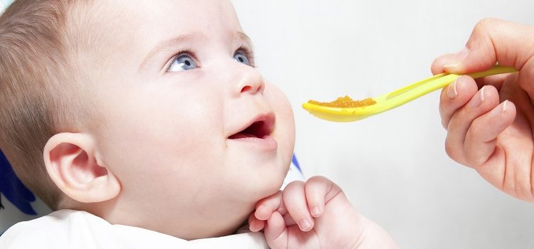 Первый прикорм при грудном вскармливании: как и когда начинать вводить новые продукты в рацион ребенка