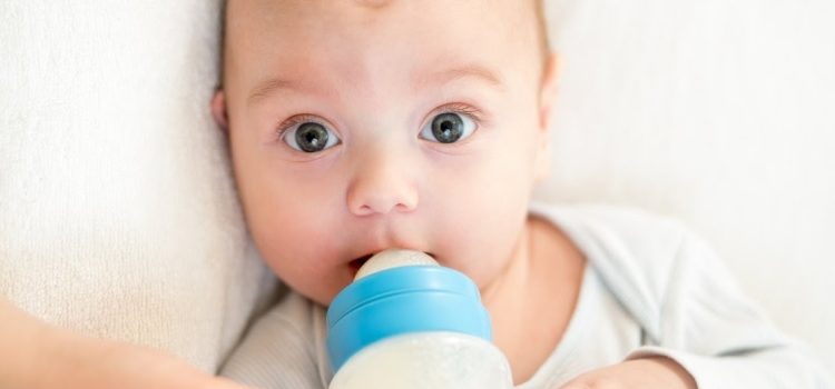 Сколько должен съедать новорожденный за одно кормление: определение объема молока различными методиками