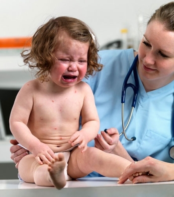 Сыпь на животе у ребенка: чем может быть вызвана и как с ней бороться