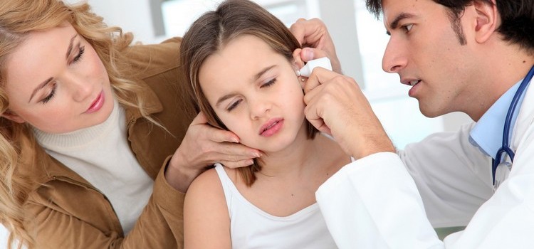 У ребёнка болит ухо: что можно срочно сделать, а что нельзя