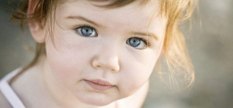 У ребенка покраснел белок глаза: о чем может говорить такой симптом?