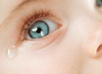 У ребенка слезится один или оба глаза: почему может возникнуть данный симптом и о чем это говорит?
