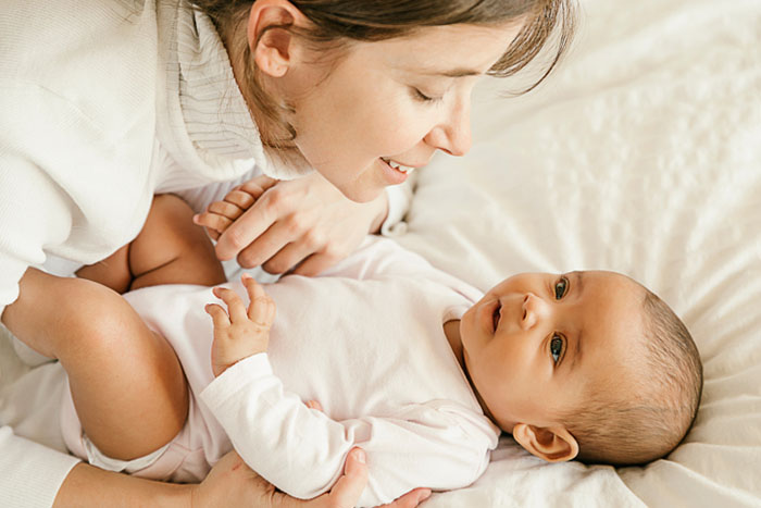Чем заниматься с грудным ребенком в возрасте 2 месяца