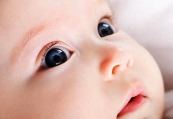 Что делать, если опухли глаза у ребенка, и всегда ли это говорит об аллергии?