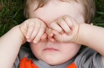 Что делать, если опухли глаза у ребенка, и всегда ли это говорит об аллергии?