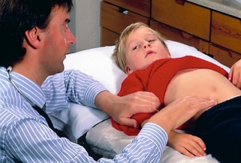 Что делать, если у ребенка понос и температура: медикаментозная терапия, полезные советы