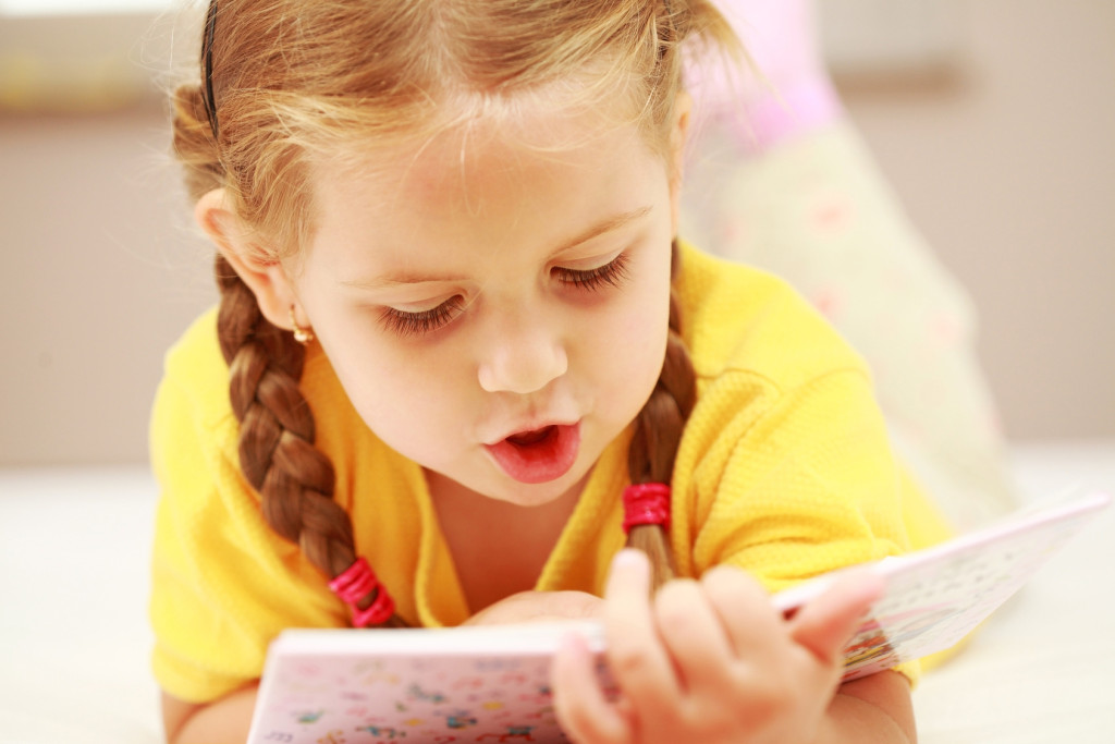 Как научить ребенка запоминать буквы и читать слова и предложения целиком