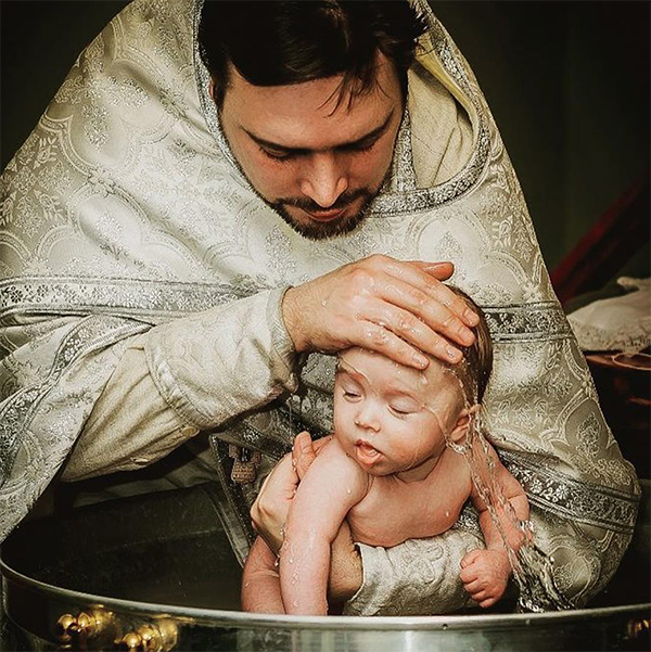 Когда нужно крестить ребенка и можно ли это сделать в пост?