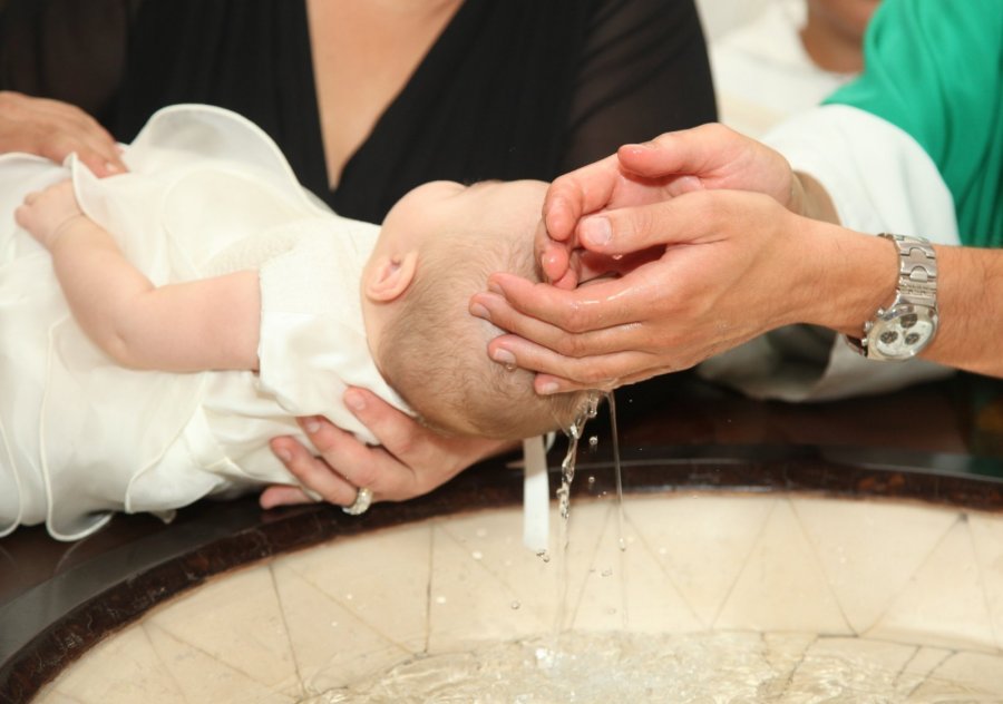 Когда нужно крестить ребенка и можно ли это сделать в пост?