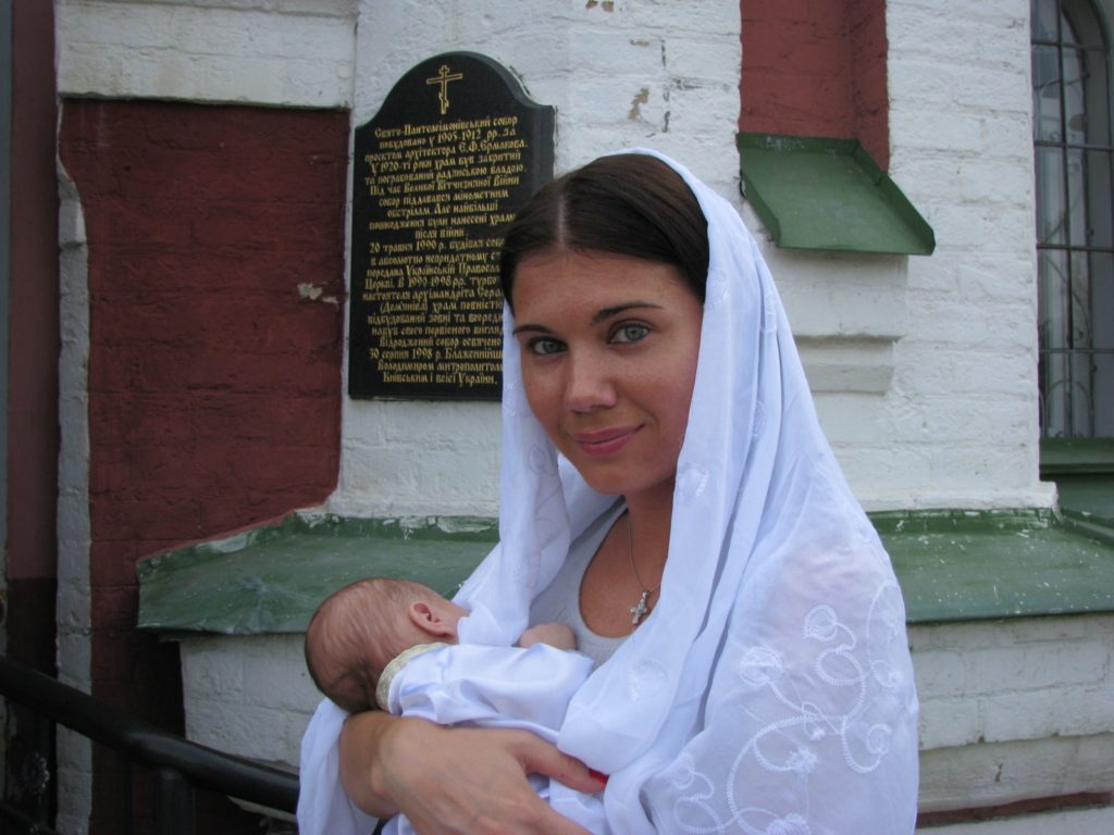 Можно ли женщине во время месячных крестить ребенка?