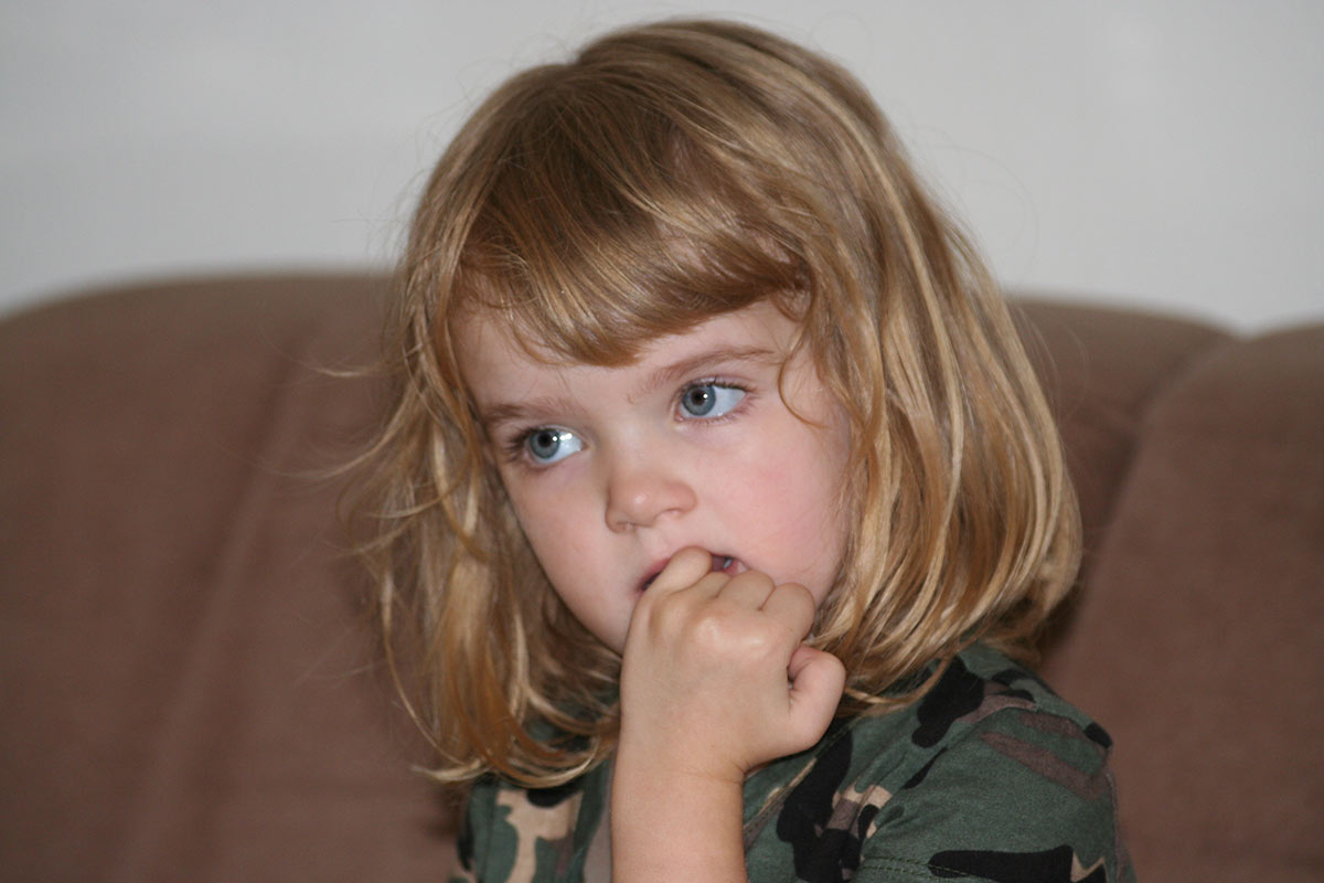 Почему ребенок грызет ногти: причины, советы психолога
