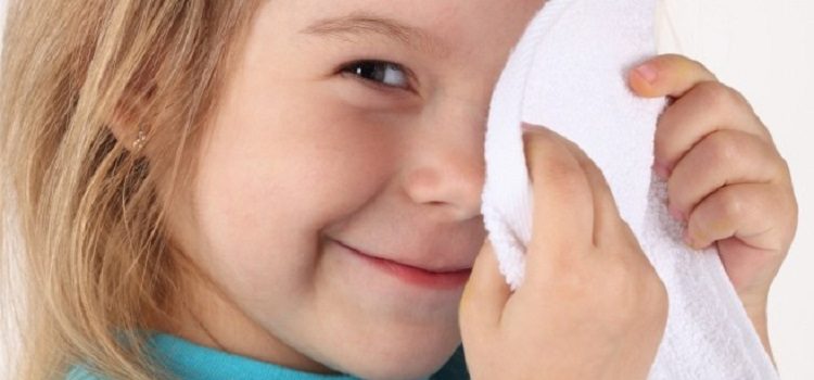 У ребенка опух глаз: о чем говорит данный симптом и чем помочь малышу?