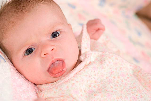 Что означает высунутый язычок малыша в месяц?