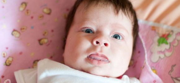 Что означает высунутый язычок малыша в месяц?